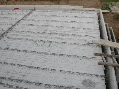 Abends liegen dann die Betonelemente auf dem Keller auf